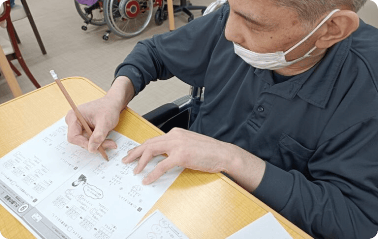 筆記作業やデスクワークに取り組む様子