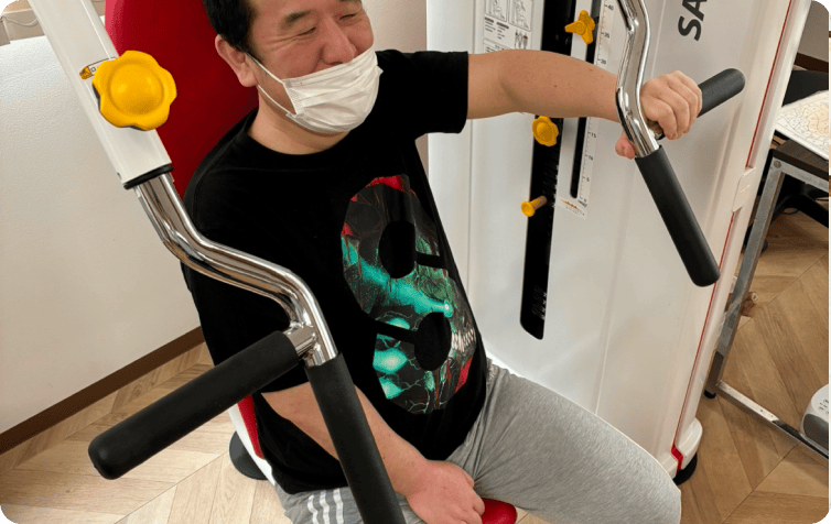 腕・胸用のトレーニングマシン